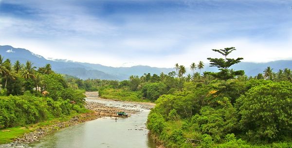 Sungai dan Pegunungan Bukit Barisan di Kota Padang