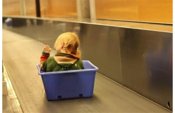 Anak-anak naik boks biru menuju ruang kargo (calgaryherald.com)