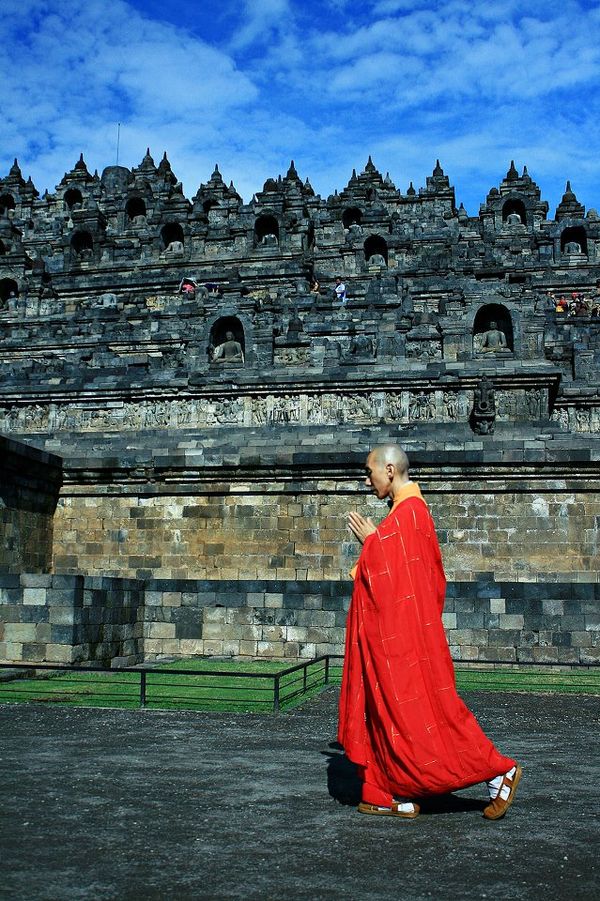[imagetag] Biksu yang mnegitari candi untuk berdoa