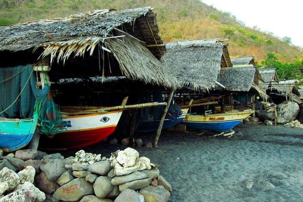 [imagetag] Garasi tempat parkir kapal-kapal pemburu paus (dok. Giffarin Rindiwandana/ACI)