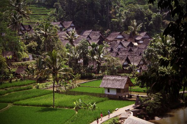 Suasana kampung naga (sumber: indonesia.travel)