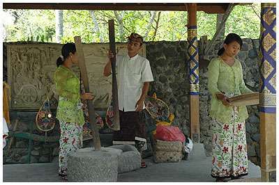 [imagetag] Proses penumbukan padi (www.baliclassiccenter.com)