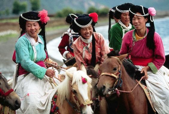 Wanita-wanita perkasa dari Suku Mosuo yang sedang menunggangi kuda (Sumber: kolokita.detik.com)