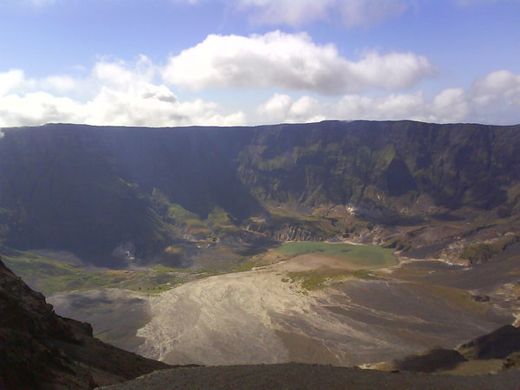 Kaldera Gunung Tambora (tamboratrek.com)