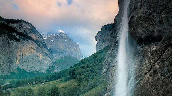 Air terjun bersatu dengan alam yang cantik (myswitzerland.com)