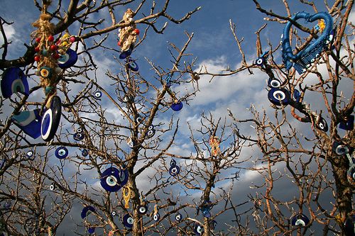 Puluhan nazar yang menghiasi pohon (Sumber: flickrhivemind.net)
