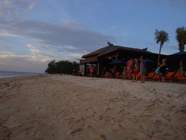 [imagetag] Wisatawan ramai berkumpul di tepi pantai (dok. Putri/detikTravel)