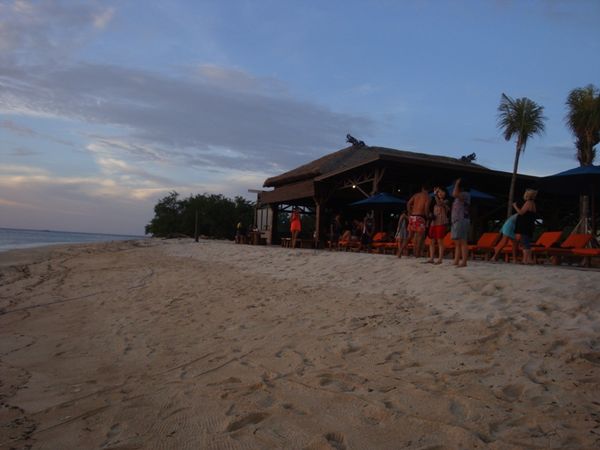 Wisatawan ramai berkumpul di tepi pantai (dok. Putri/detikTravel)