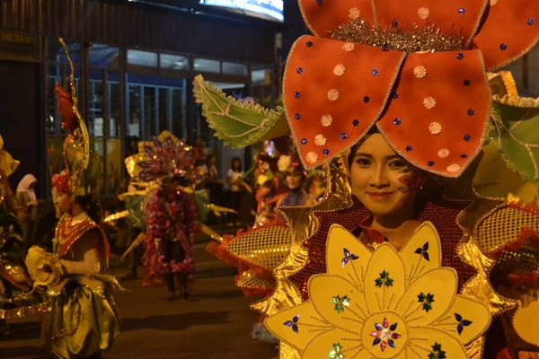 [imagetag] Para bunga-bunga cantik yang memeriahkan Semarang Night Carnival 2012 (Angling Adhitya Purbaya/detikNews)