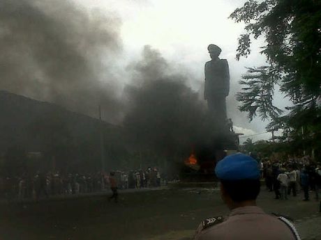 Aksi BAkar Ban Tolak Patung Zainal Abidin Pagaralam