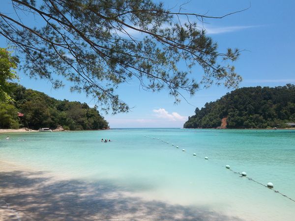 [imagetag] Pulau Gaya (Kiri) dan Pulau Sapi (Kanan) yang berhadap-hadapan(Sumber: panoramio.com)