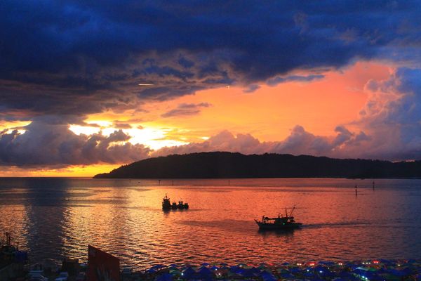 [imagetag] Matahari terbit yang indah di Pulau Gaya( Sumber: wanhashimblog.blogspot.com)