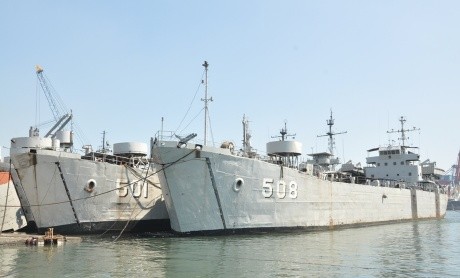 Empat Kapal Perang Landing Ship Tank Milik TNI AL Dipensiunkan Empat Kapal Perang Landing Ship Tank Milik TNI AL Dipensiunkan