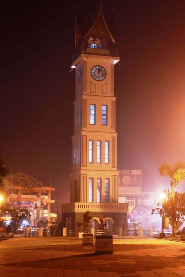 [imagetag] Pemandangan yang cantik pada malam hari (Harris Maulana/ACI)