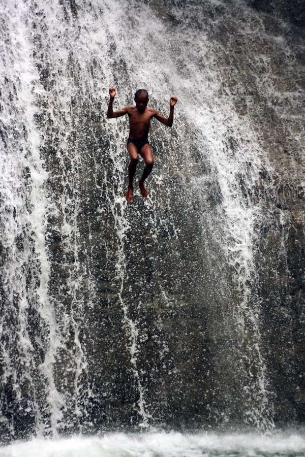 [imagetag] Melompat dari air terjun (Yakub Hari Kristianto - ACI)