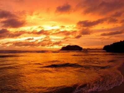Sunset di Pantai Sundak (holidayiq.co.id)