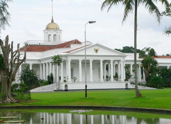 Istana Bogor (sumber: indonesiatanahairku-indonesia.blogspot.com)