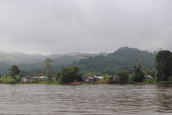 Perkampungan di Pinggir Sungai Mahakam