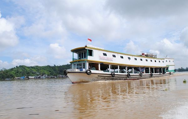 Kapal Motor Penumpang Melintasi Sungai Mahakam
