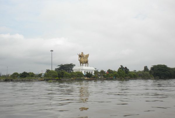 Pulau Kumala di Tengah Sungai Mahakam