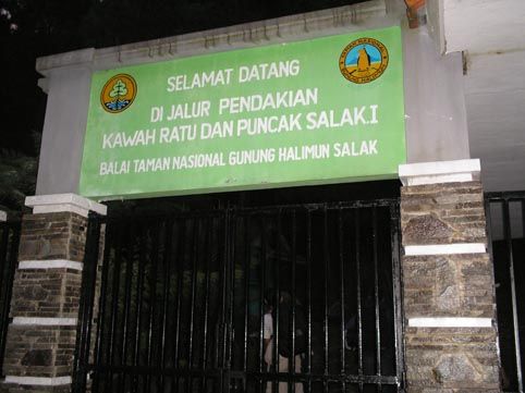 Pintu masuk pendakian (indraji.multiply.com)