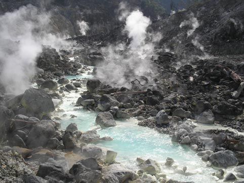 Sungai kehijauan di Kawah Ratu (indraji.multiply.com)