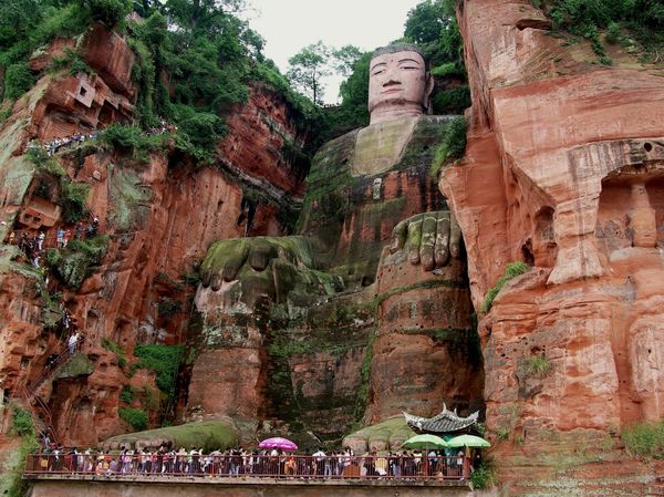 Di sini, wisatawan juga bisa mengambil foto dari atas tebing-tebing yang mengapit patung ini (lacitadelleunivergence.com)