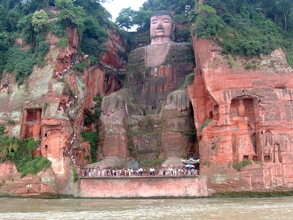 kabar--aneh.blogspot.com - Leshan Giant Buddha, Pahatan Kayu Buddha Terbesar Di Dunia