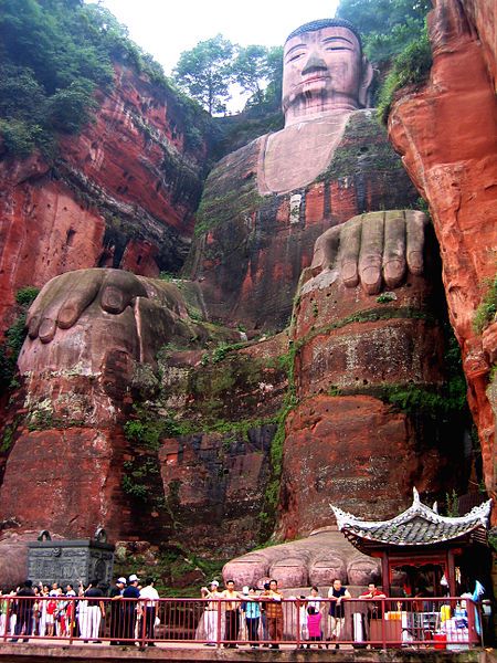 kabar--aneh.blogspot.com - Leshan Giant Buddha, Pahatan Kayu Buddha Terbesar Di Dunia