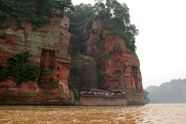 Leshan Giant Buddha bila dilihat dari perahu-wondermondocom.jpg Leshan Giant Buddha bila dilihat dari perahu (wondermondo.com)