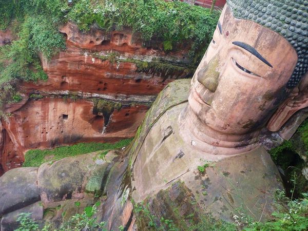 Lihatlah wajah Leshan Giant Buddha yag duduk ini benar-benar terlihat sedang tersenyum (paradiseintheworld.com)