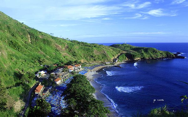 Terpikat Pemandangan Pantai Menganti dari Atas Bukit