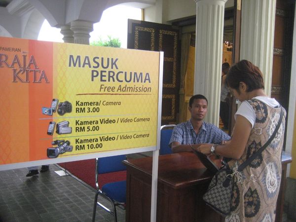 Untuk masuk Istana Negara lama, pengunjung tidak dipungut biaya. Namun bila ingin memotret atau merekam, pengunjung dikenai biaya