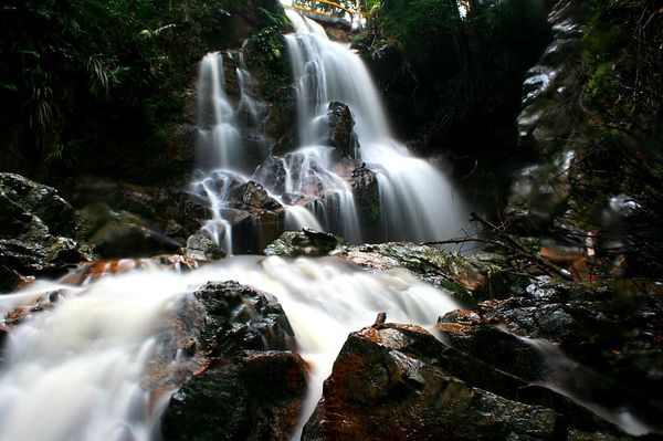 Air terjun Guruh Gemurai (sumber: skyscrapercity.com)