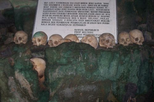 Beberapa tengkorak yang terpajang di atas dinding batu Gua Latea (Sumber: pasokab.net)