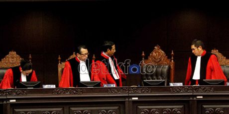 MK_Sidang_bubar_arisap.jpg (460×230)