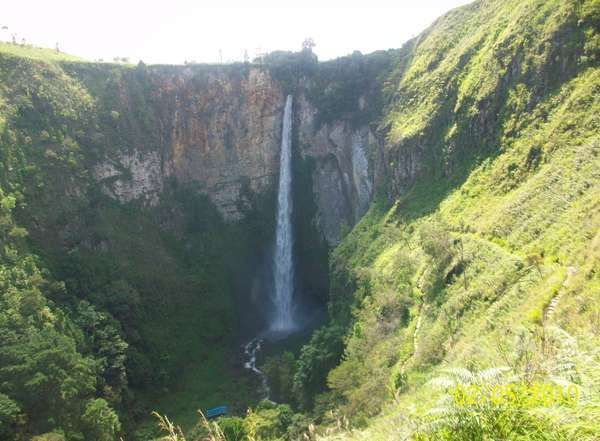 Air terjun dari kejauhan (Parlin Pane/dtraveler)