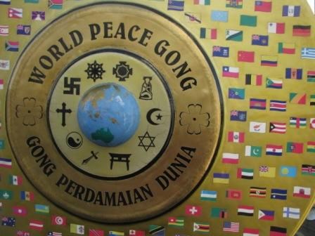 Melihat Gong Perdamaian Dunia dari dekat (Rosa Dahlia /ACI)