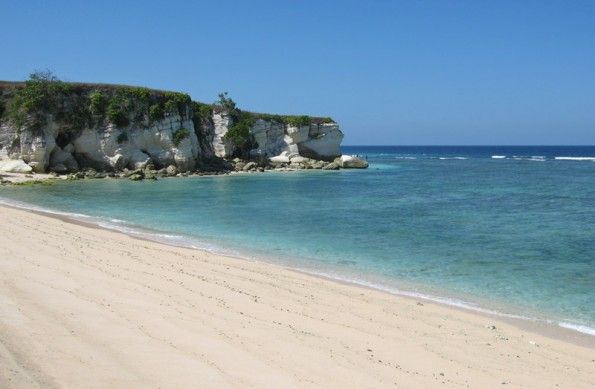 Tebing karang berwarna putih yang berada di kiri dan kanan menjadi pengawal Pantai Marosi (kabarhotel.com)