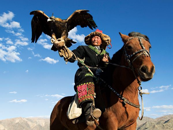 Suku Kazakh dan elang peliharaannya (travel.nationalgeographic.com)