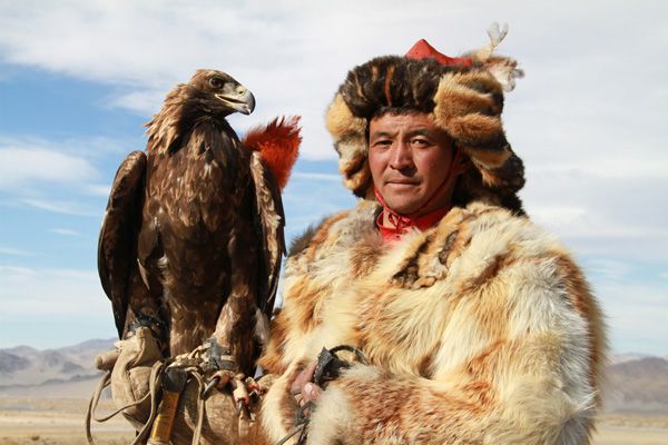 Suku Kazakh mengenakan mantel bulu tebal (toursmongolia.com)