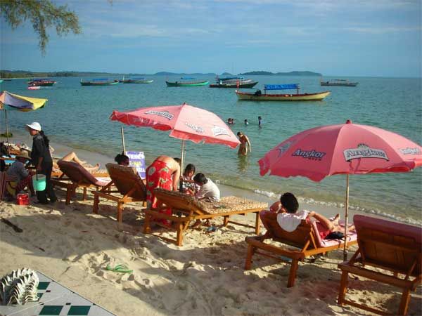 Asyiknya bersantai di pinggir Pantai Occheutea (sihanoukville-cambodia.com)