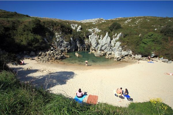 Beberapa turis sedang bersantai di tepi pantai (sumber: amusingplanet.com)