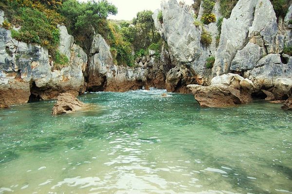 Beningnya air di Pantai Gulyipuri (sumber: amusingplanet.com)