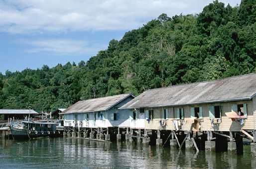 Rumah Betang di sisi Sungai Kapuas (sloone.wordpress.com)