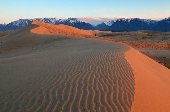 Chara Sands, padang pasir dengan latar belakang gunung salju (odditycentral.com)