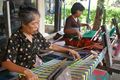 Wanita Desa Sukarara sedang menenun kain songket (dok. Hilda Perbatasari/dtraveler)