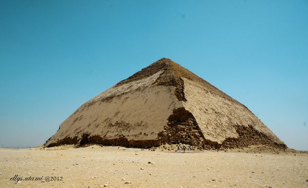 Bent Pyramid, Piramida bengkok di situs Dashour