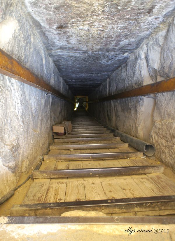 Lorong masuk dengan kemiringan 45 derajat di Red Pyramid