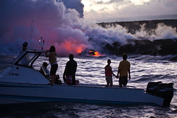 Saat sore hari asap dari lava panas ini semakin menyelimuti permukaan laut (hawaiitravelsolutions.com)